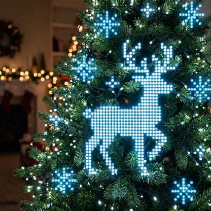 Dettaglio dei LED smart sull'albero con renna e fiocchi di neve
